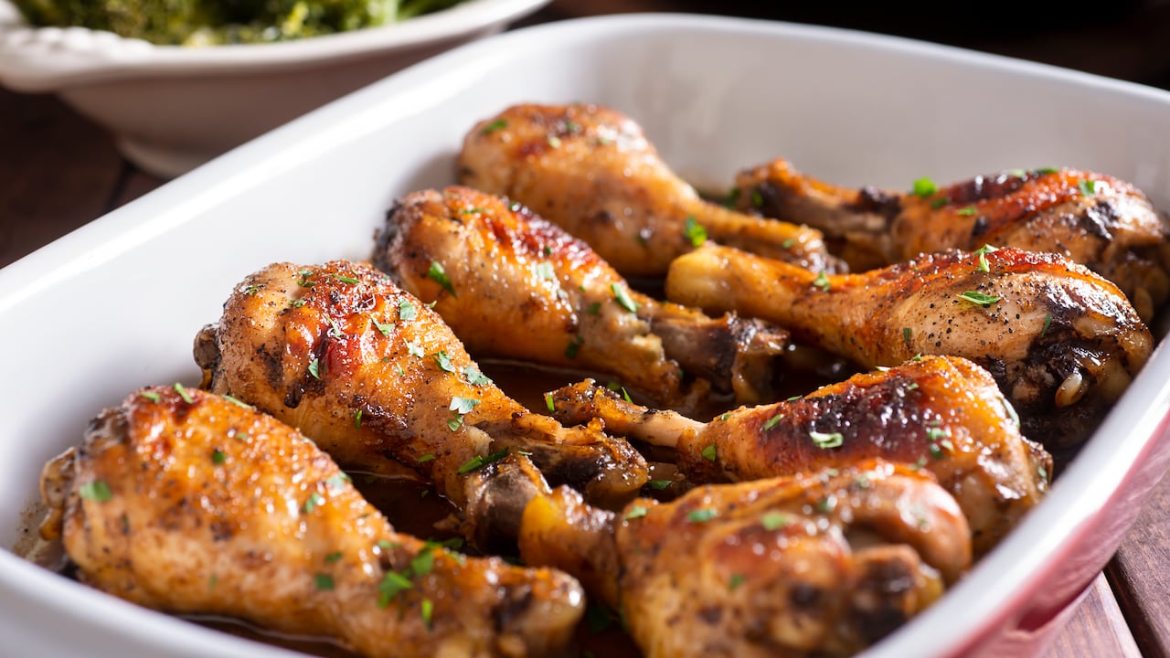 Marine el pollo para darle mucha más jugosidad