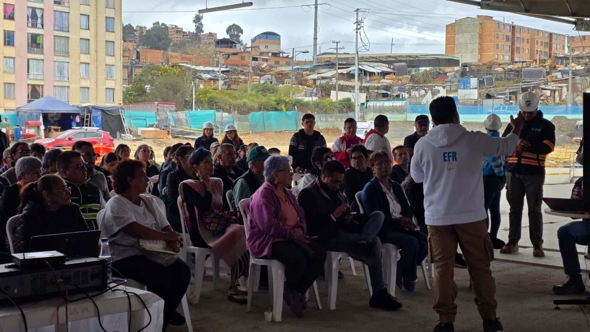 Habitantes de Soacha participaron en un espacio de diálogo sobre el avance de las obras de extensión de TransMilenio y conocieron detalles del proyecto.