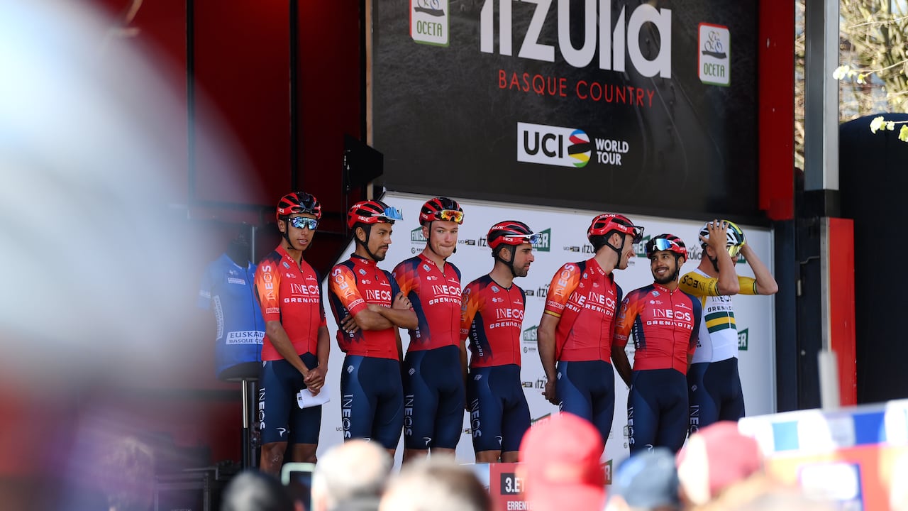 Brandon Rivera, Egan Bernal y Daniel Martínez durante su participación en la Vuelta al País Vasco 2023.