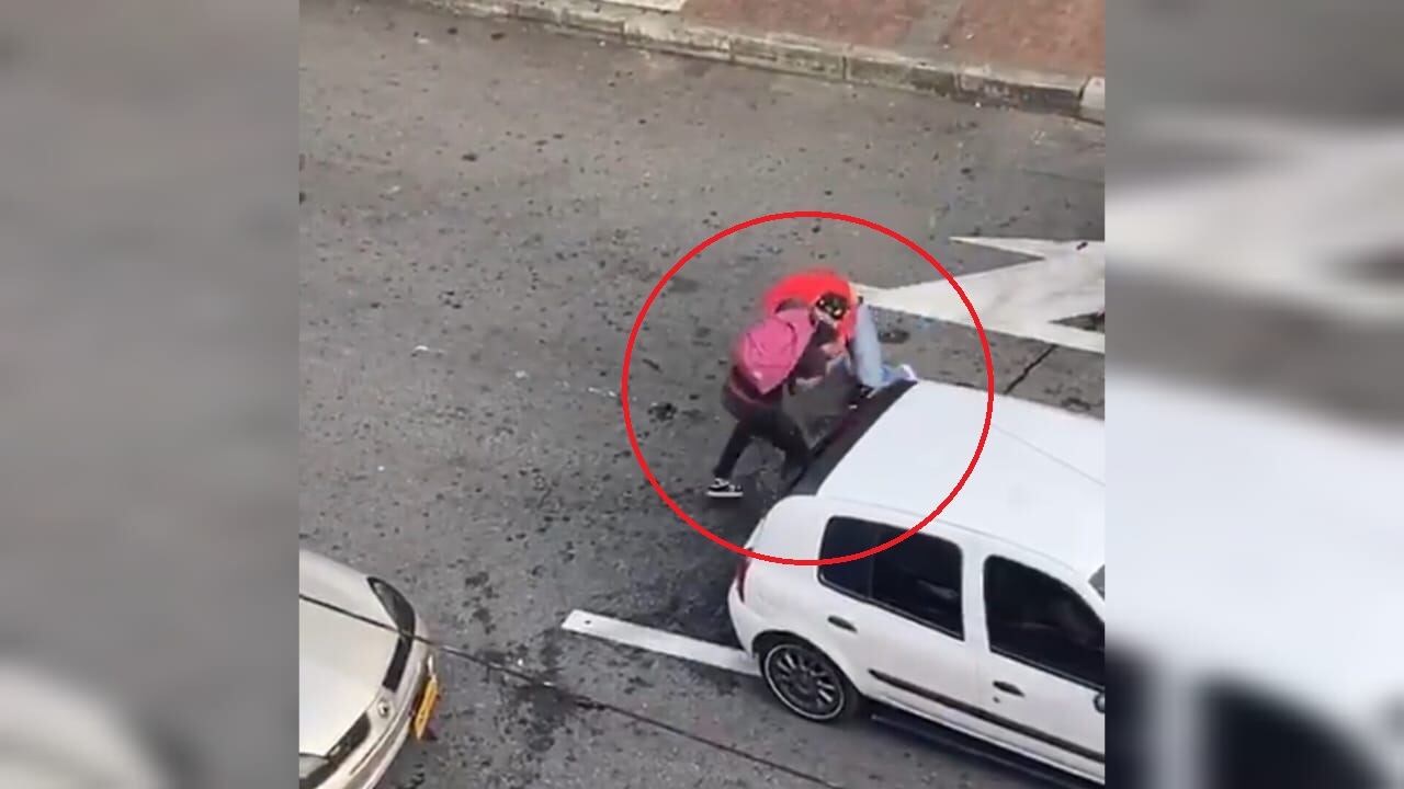 Al parecer todo ocurrió porque el conductor de un vehículo Renault Clío de color gris se negó a darle dinero a un limpiavidrios