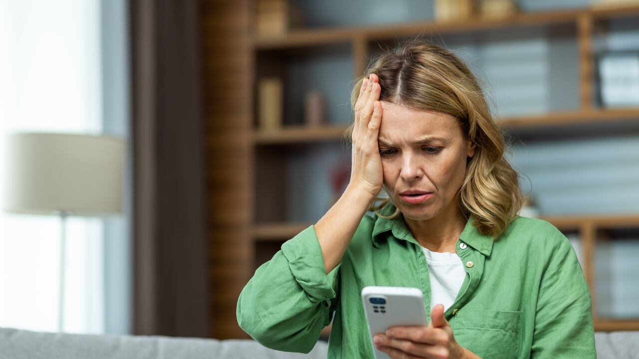 Los ciberdelincuentes buscan hackear los celulares para robar datos de los usuarios.