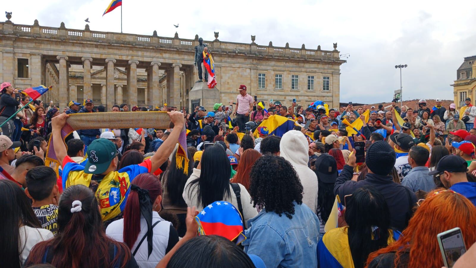 Concentración en la plaza de Bolívar de ciudadanos Venezolanos, celebración por la captura de Nicolás Maduro