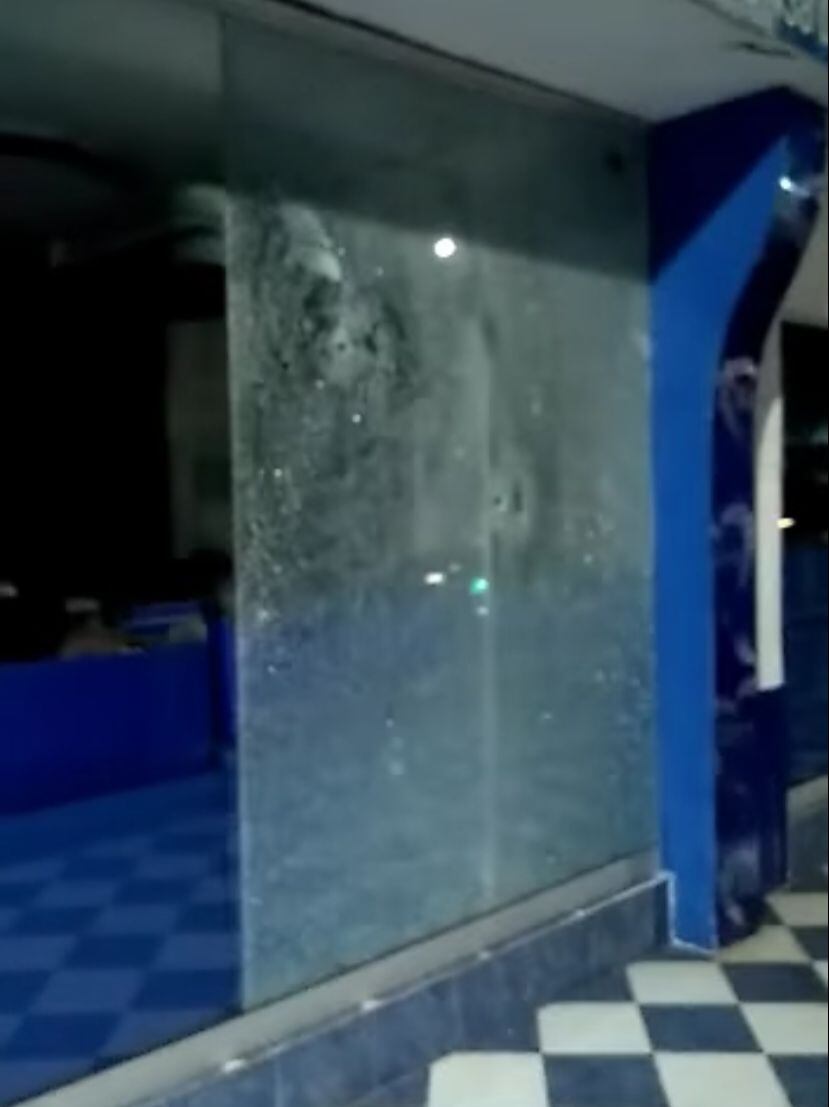 El local fue atacado a balazos.