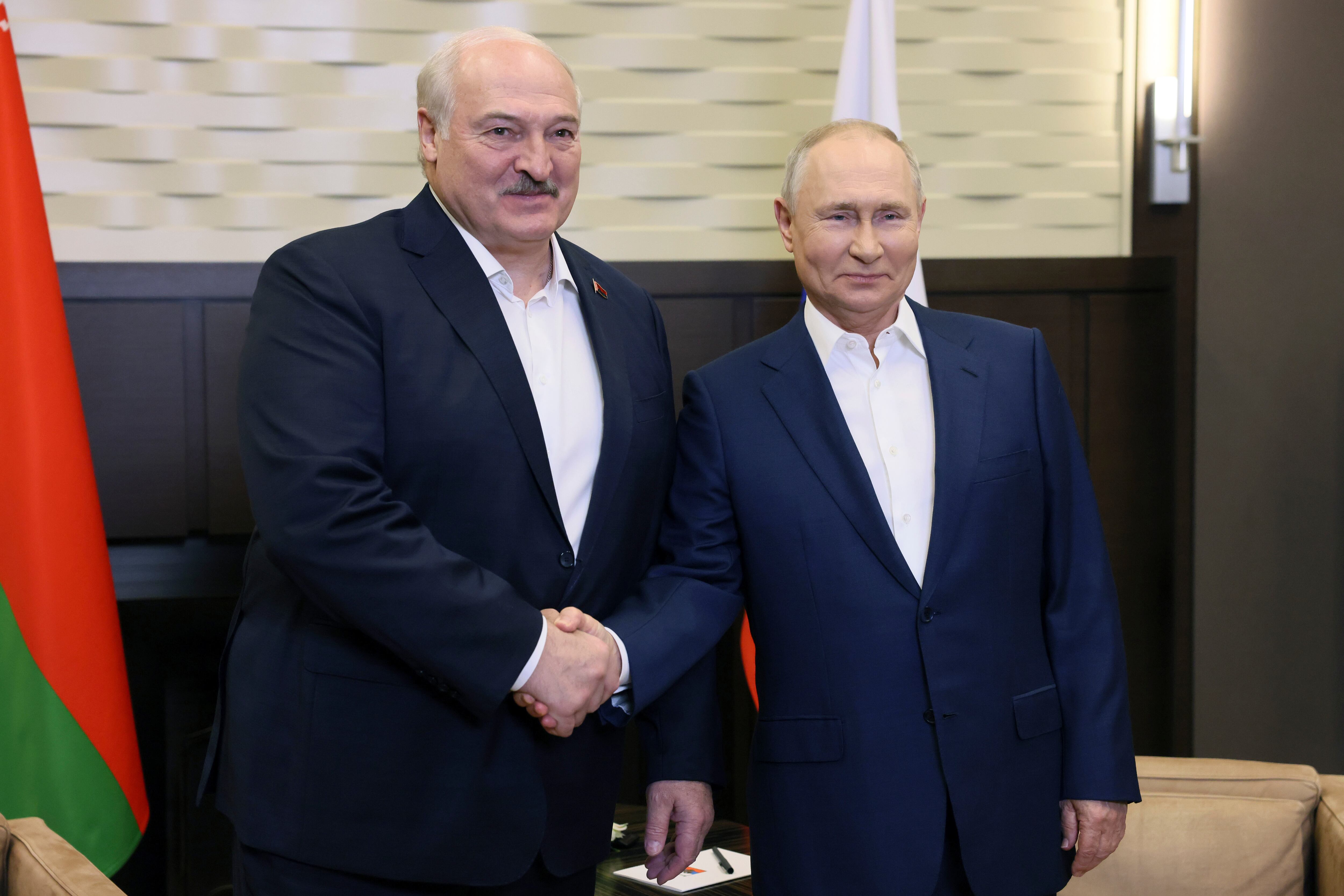 El presidente ruso Vladimir Putin, derecha, y el bielorruso Alexander Lukashenko