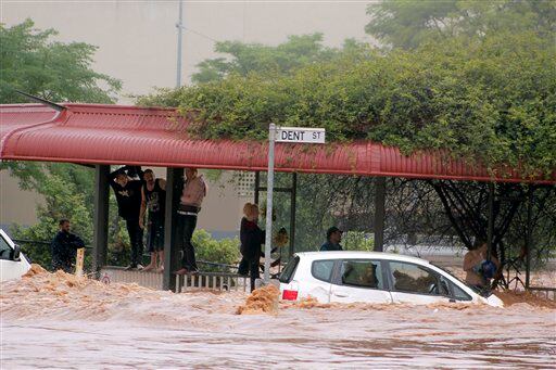Toowoomba / La crisis empeoró cuando una violenta tormenta provocó el lunes un torrente de agua de ocho metros al caer sobre la ciudad de Toowoomba y en los pequeños pueblos al oeste de Brisbane. Doce personas murieron en las torrentes y 67 seguían desaparecidos.