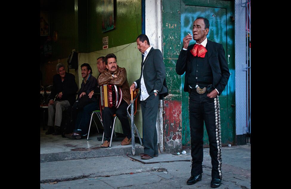 La propuesta, sin embargo, no se quedarían ahí. "Lo que empezó como un certamen de fotografía, ahora es un concurso, una exposición, una subasta (de arte internacional) y una evento en vivo en Soacha", le explicó Davies a BBC Mundo. Y la subasta, que tendrá lugar esta semana, servirá para apoyar a dos fundaciones que trabajan con niños desfavorecidos. 