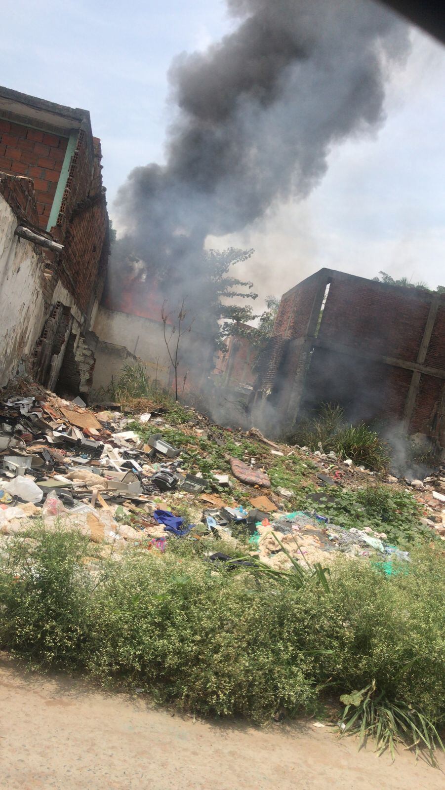 Hallan cuerpo calcinado en medio de un incendio en un lote del barrio San Pascual de Cali.