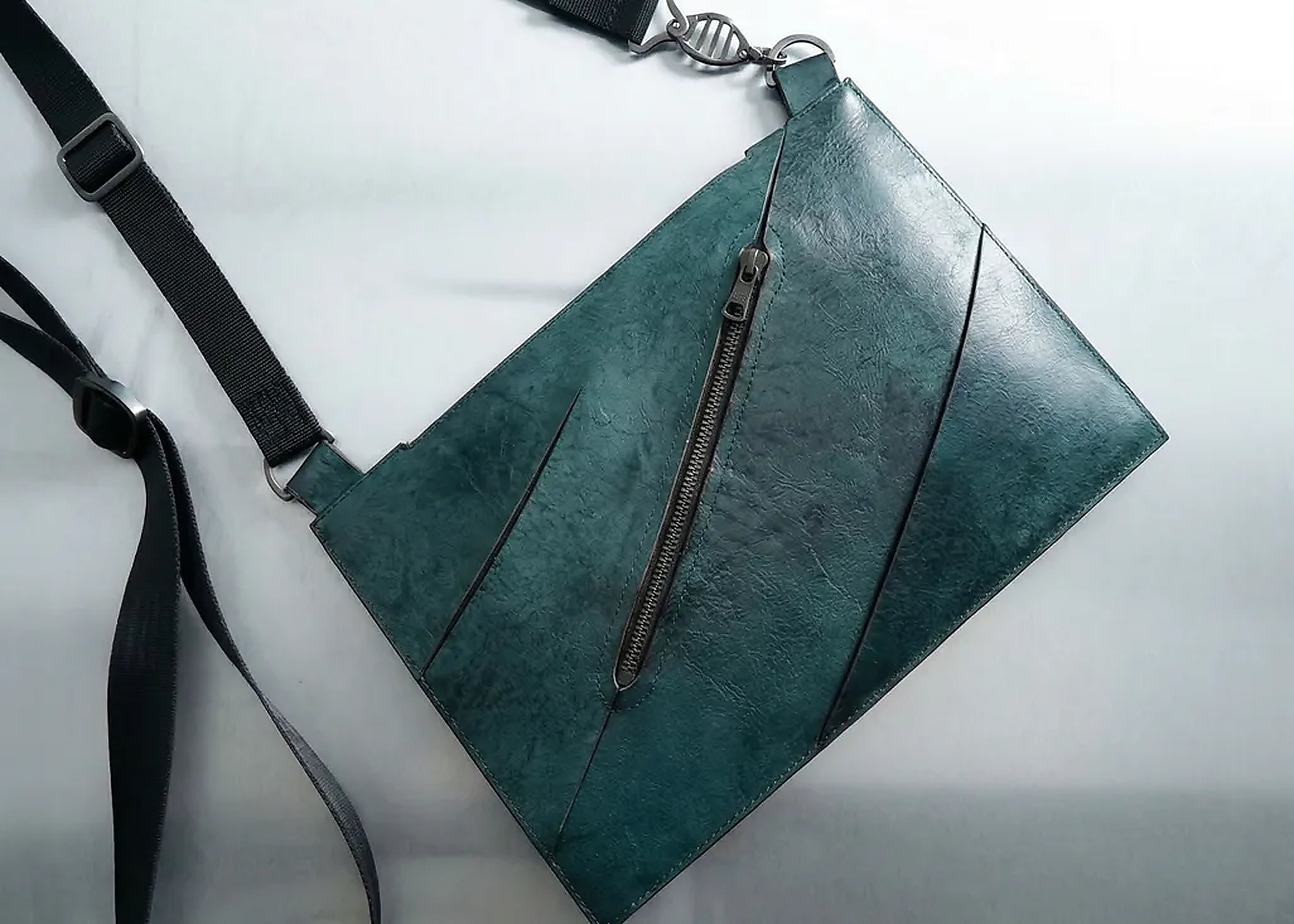 El bolso fue elaborado utilizando material genético real de un tiranosaurio rex.