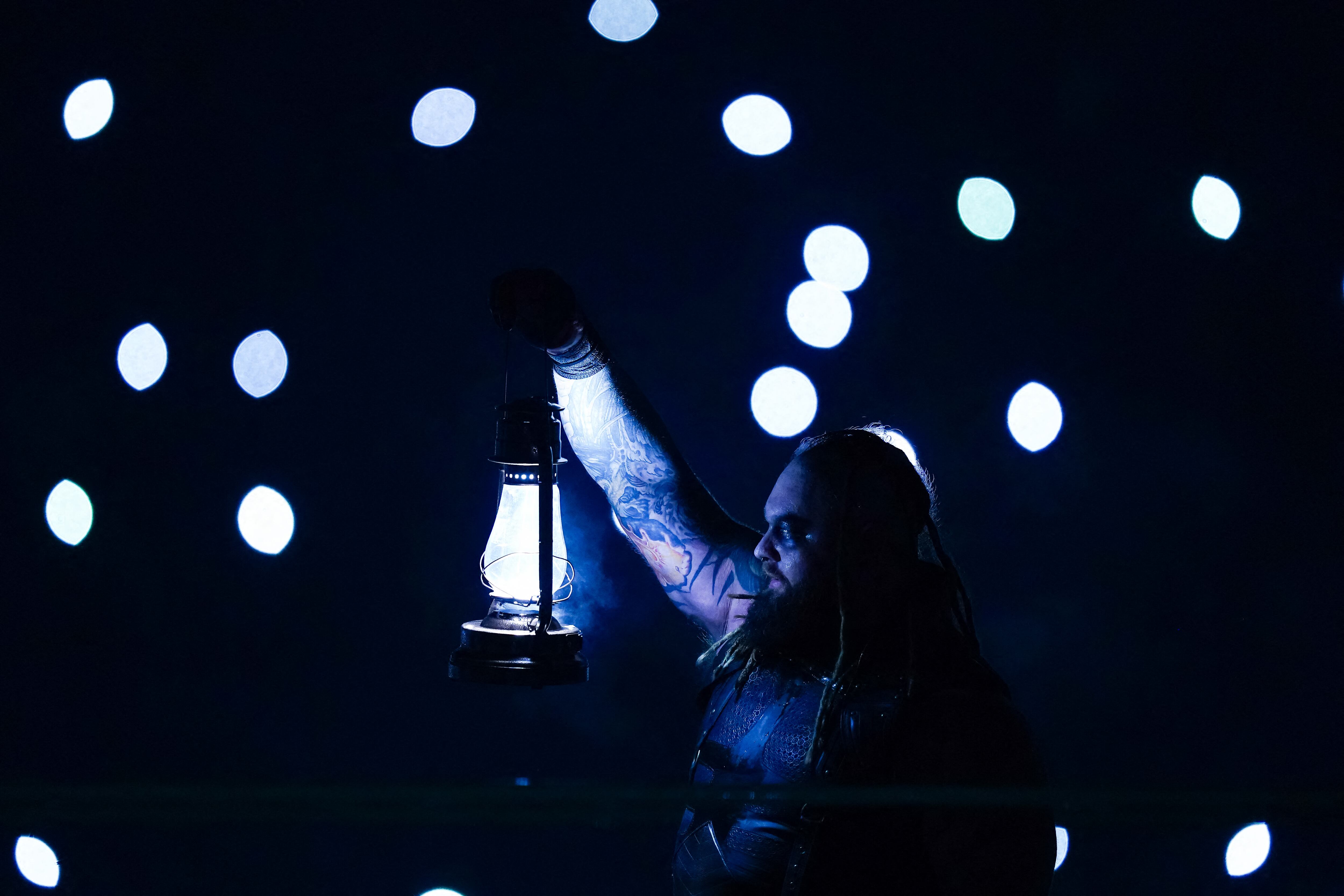 Así era la tenobrasa entrada al cuadrilátero del luchador Bray Wyatt