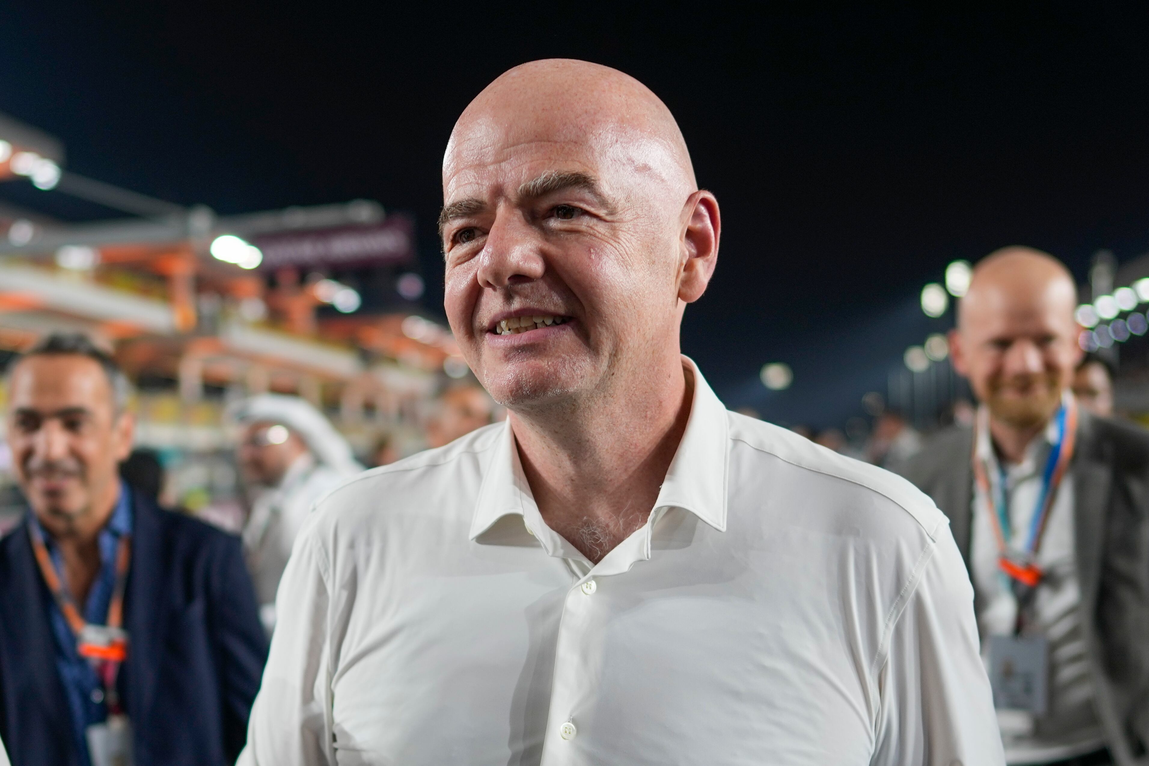 El presidente de la FIFA, Gianni Infantino, camina por el pit-lane antes del inicio del Gran Premio de Fórmula Uno de Qatar, en el Circuito Internacional de Lusail, en Lusail, Qatar, el 8 de octubre de 2023. (AP Foto/Darko Bandic)