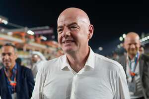 El presidente de la FIFA, Gianni Infantino, camina por el pit-lane antes del inicio del Gran Premio de Fórmula Uno de Qatar, en el Circuito Internacional de Lusail, en Lusail, Qatar, el 8 de octubre de 2023. (AP Foto/Darko Bandic)