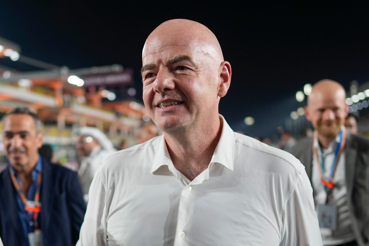 El presidente de la FIFA, Gianni Infantino, camina por el pit-lane antes del inicio del Gran Premio de Fórmula Uno de Qatar, en el Circuito Internacional de Lusail, en Lusail, Qatar, el 8 de octubre de 2023. (AP Foto/Darko Bandic)