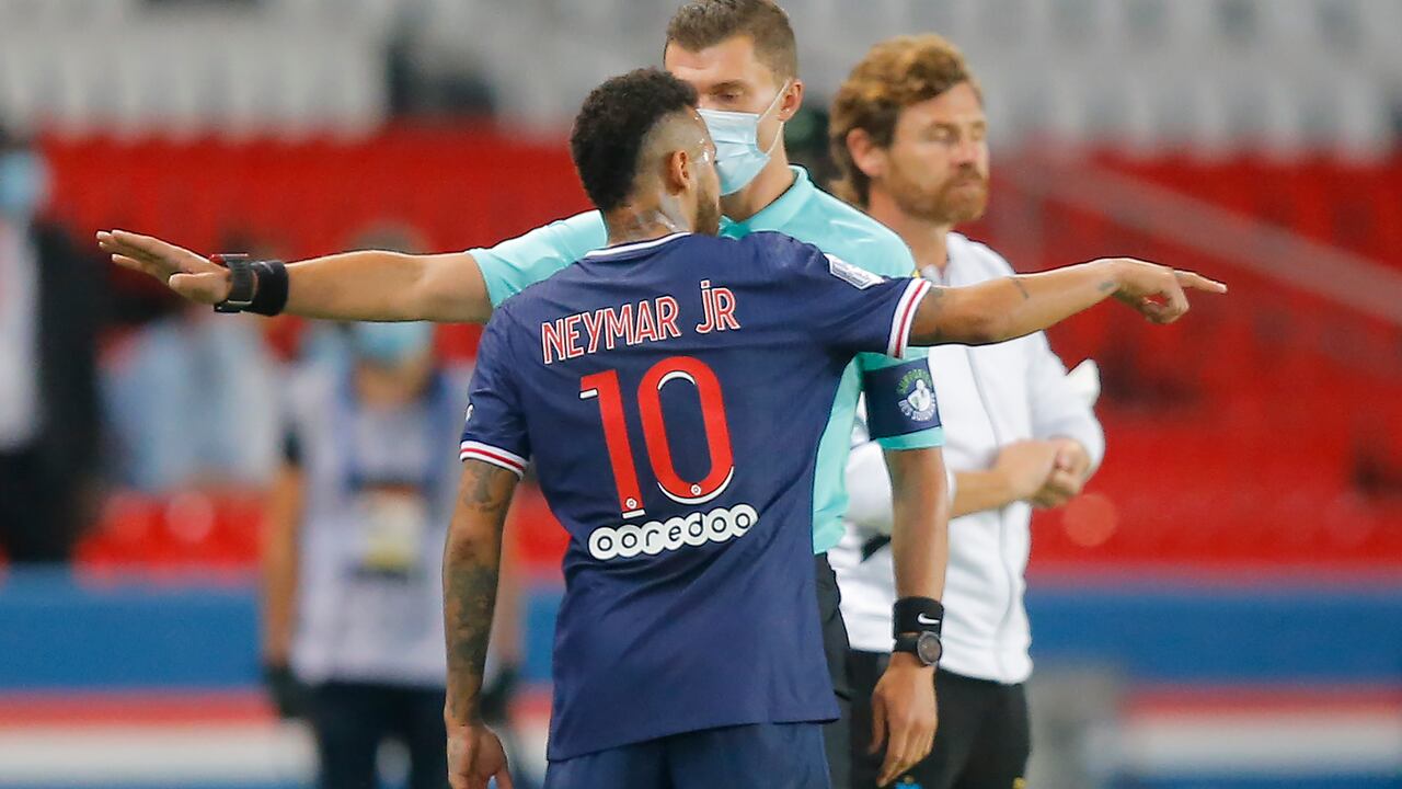 El brasileño Neymar, del PSG, discute con el cuarto árbitro al salir de la cancha tras ser expulsado durante el partido de la liga francesa frente al Marsella, en el Parc des Princes de París, Francia, el domingo 13 de septiembre de 2020. (AP Foto/Michel Euler)