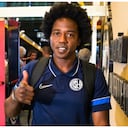 Carlos Sánchez comentó que el vuelo fue sobrevendido, razón por la que casi se queda sin viajar.