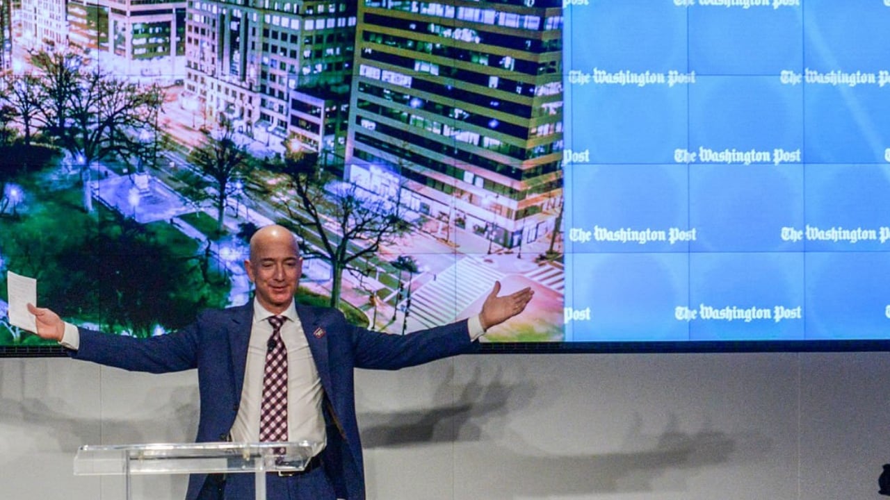 Jeff Bezos, uno de los hombres más ricos del mundo, fue al consejo editorial del periódico The Washington Post y temen por despidos en el diario estadounidense