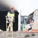 Un bombero en el edificio donde se produjo el incendio por explosión de gas, en la calle Goya de Valladolid, el 02 de agosto de 2023 en Valladolid, Castilla y León, España.