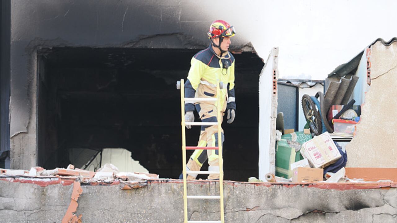 Un bombero en el edificio donde se produjo el incendio por explosión de gas, en la calle Goya de Valladolid, el 02 de agosto de 2023 en Valladolid, Castilla y León, España.
