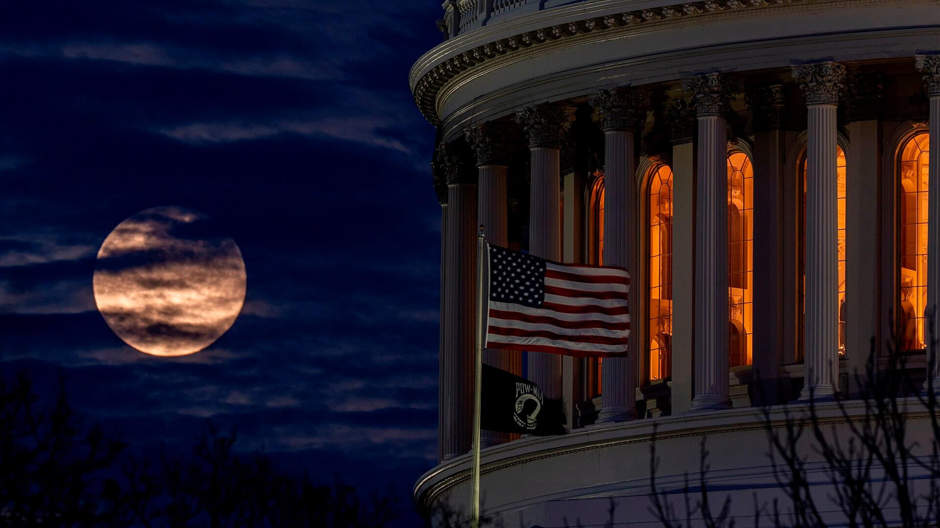 Los manifestantes se preparan para enfrentarse a la Policía durante una protesta contra las medidas de austeridad del proyecto de presupuesto del próximo año, en Sofía, el lunes 1.º de diciembre de 2025.