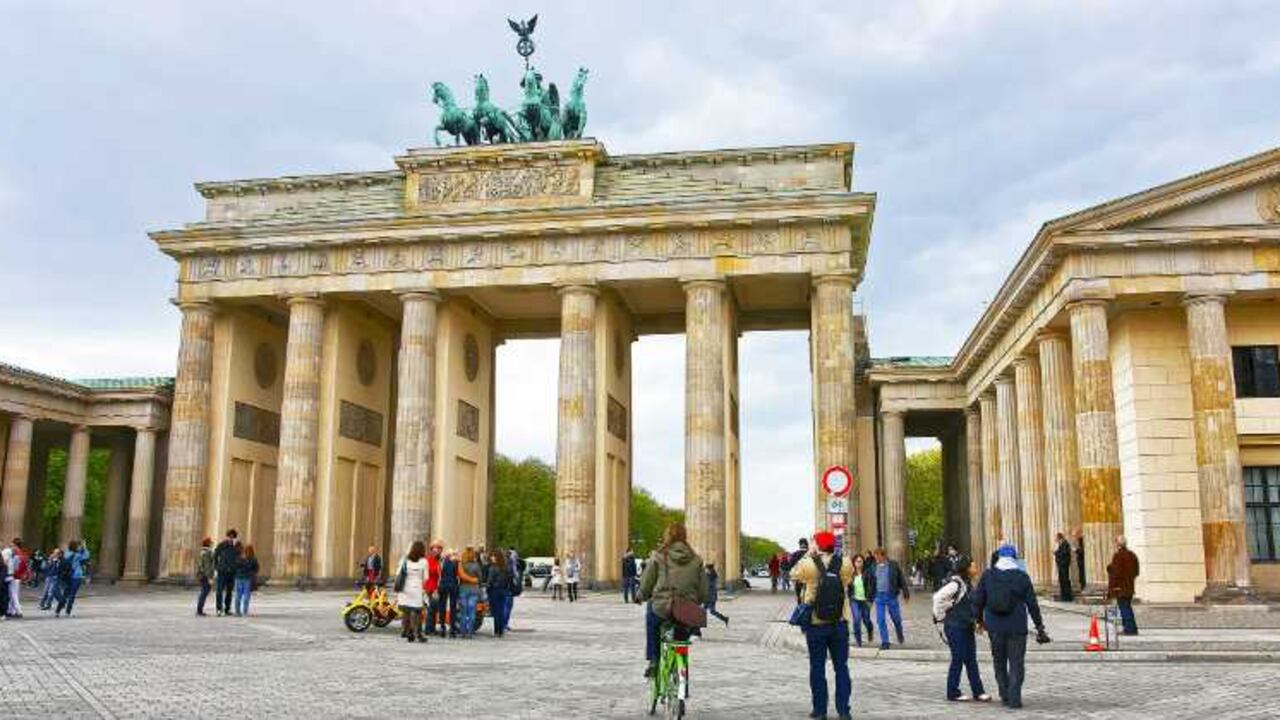 Berlín: La comunidad LGBTI es abiertamente aceptada en ciudades como Berlín. Los sectores de Schöneburg y Prenzlauer tienen las mejores ubicaciones de bares y pubs para esta comunidad. Además, el Museo Schuwules se especializa en la historia y la cultura homosexual.