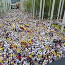 Vista aérea de manifestantes marchando contra el gobierno del presidente colombiano Gustavo Petro por las reformas de salud y pensiones en Medellín, Colombia, tomada el 21 de abril de 2024. (Foto de JAIME SALDARRIAGA / AFP)