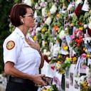 La jefa de bomberos de Miami-Dade, Melanie C. Adams, visita la instalación conmemorativa improvisada cerca del condominio Champlain Towers South de 12 pisos parcialmente derrumbado en Surfside, Florida, el jueves 1 de julio de 2021. La búsqueda se detiene debido a preocupaciones estructurales, dicen los funcionarios. El edificio de apartamentos se derrumbó parcialmente el jueves 24 de junio. Foto: David Santiago / Miami Herald vía AP.