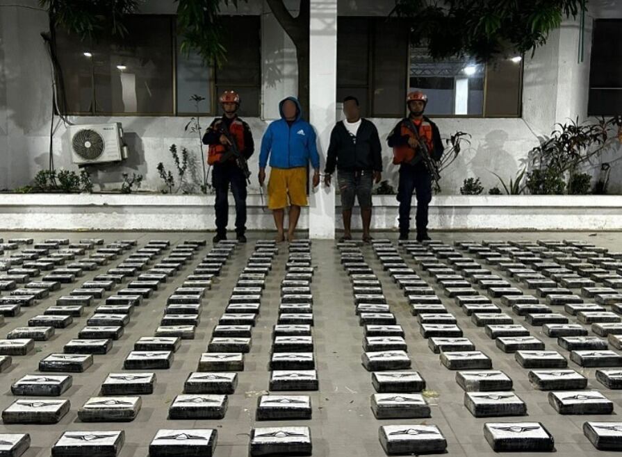 Capturados con cerca de media tonelada de cocaína que iba en una narcolancha, según la Armada.