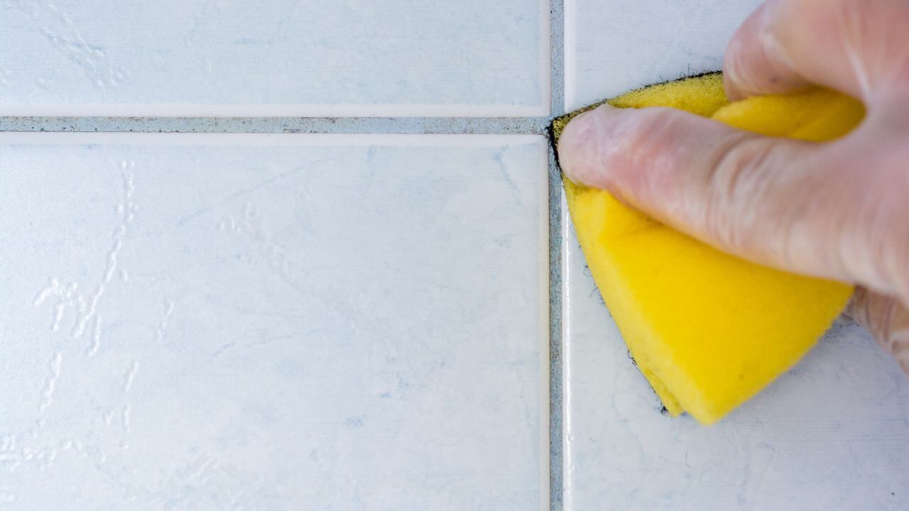 Limpiar juntas de las baldosas.