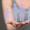 La calidad de los vínculos familiares en la infancia influye en la forma en que las personas construyen relaciones, confían en los demás y gestionan sus emociones en la vida adulta.