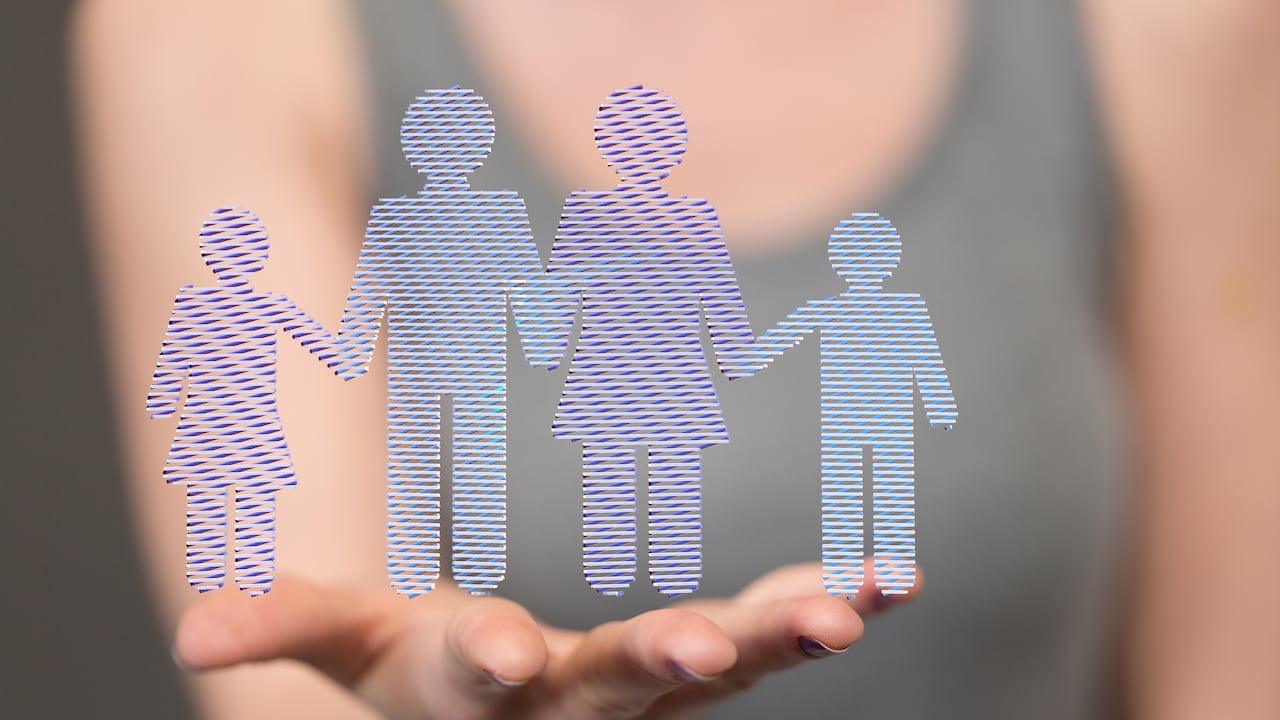 La calidad de los vínculos familiares en la infancia influye en la forma en que las personas construyen relaciones, confían en los demás y gestionan sus emociones en la vida adulta.