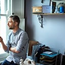 La andropausia es la disminución en la producción de la testosterona masculina y es frecuente en hombres entre fines de los 40 y 55 años de edad.