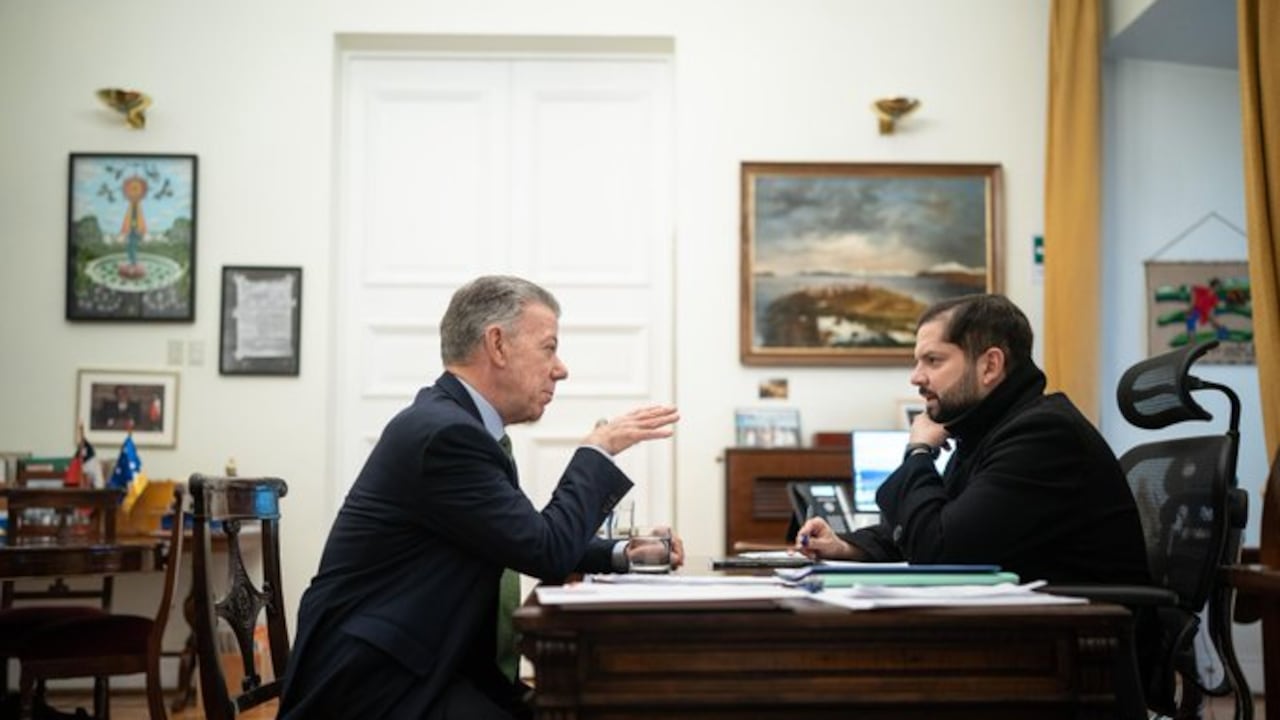 "“Hoy tuve el honor de recibir en La Moneda al ex Presidente de Colombia y Premio Nobel de la Paz, Juan Manuel Santos, quien nos acompañó en septiembre pasado en la conmemoración de los 50 años del Golpe de Estado en nuestro país", dijo Boric