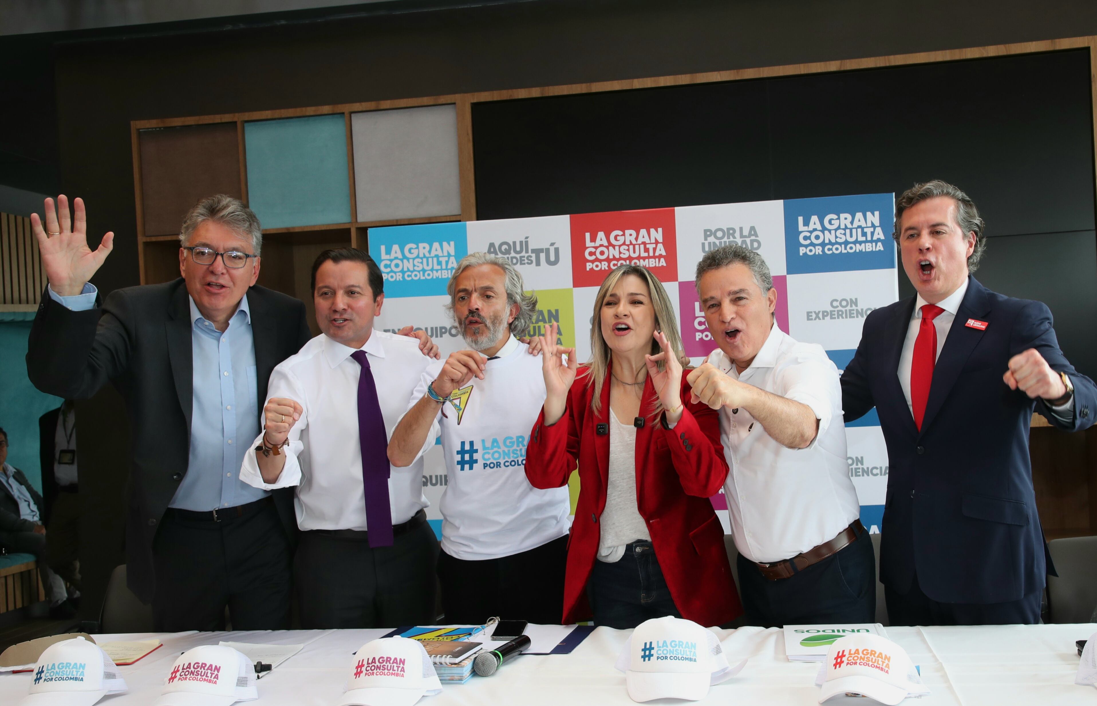 Mauricio Cárdenas, David Luna, Juan Daniel Oviedo, Vicky Dávila, Aníbal Gaviria y Juan Manuel Galán hacen parte de esta alianza.