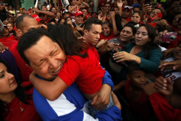 Chávez, abraza a una niña durante un evento de campaña en Coro, estado Falcón de Venezuela.
