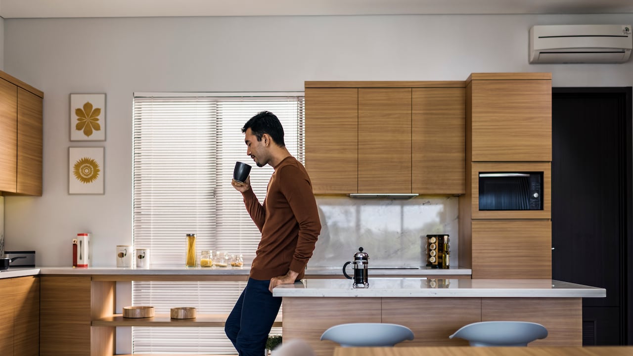 Contrario a lo que piensan muchas personas, mantener los granos de café fuera del frigorífico y el congelador es clave, pues si hay alimentos en este espacio, la taza de café tendrá ese sabor extraño que se terminó incrustando en el grano.
