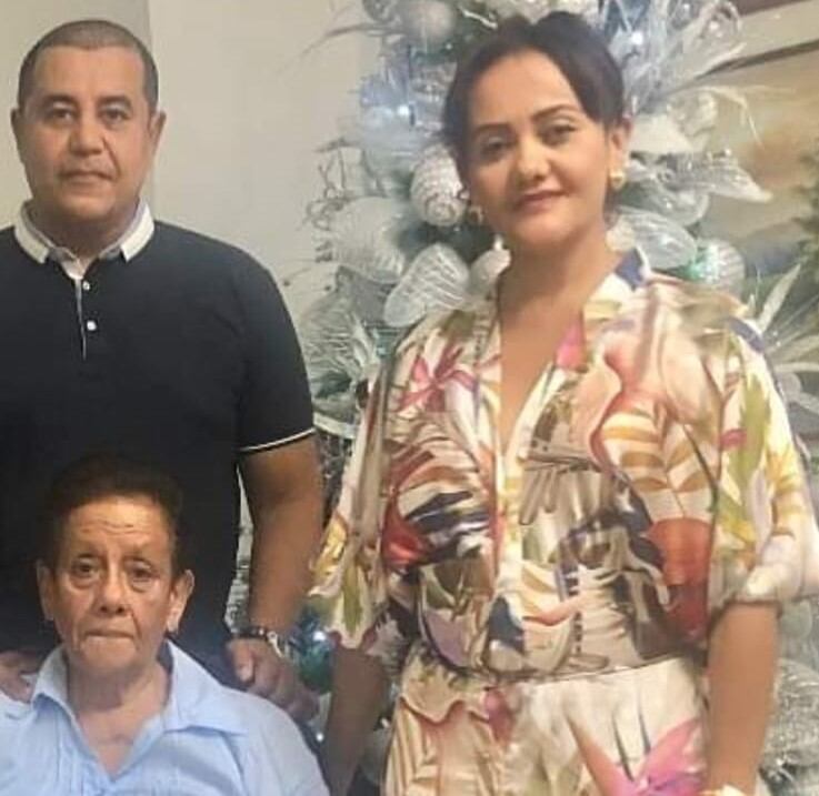 La hermana Darlin Arrieta Arteaga, pide a las autoridades tailandesas que hagan justicia por su hermano Edwin asesinado por el chef español Daniel Sancho en ese país. Foto (de izq. a Der. Edwin, su mamá y hermana).