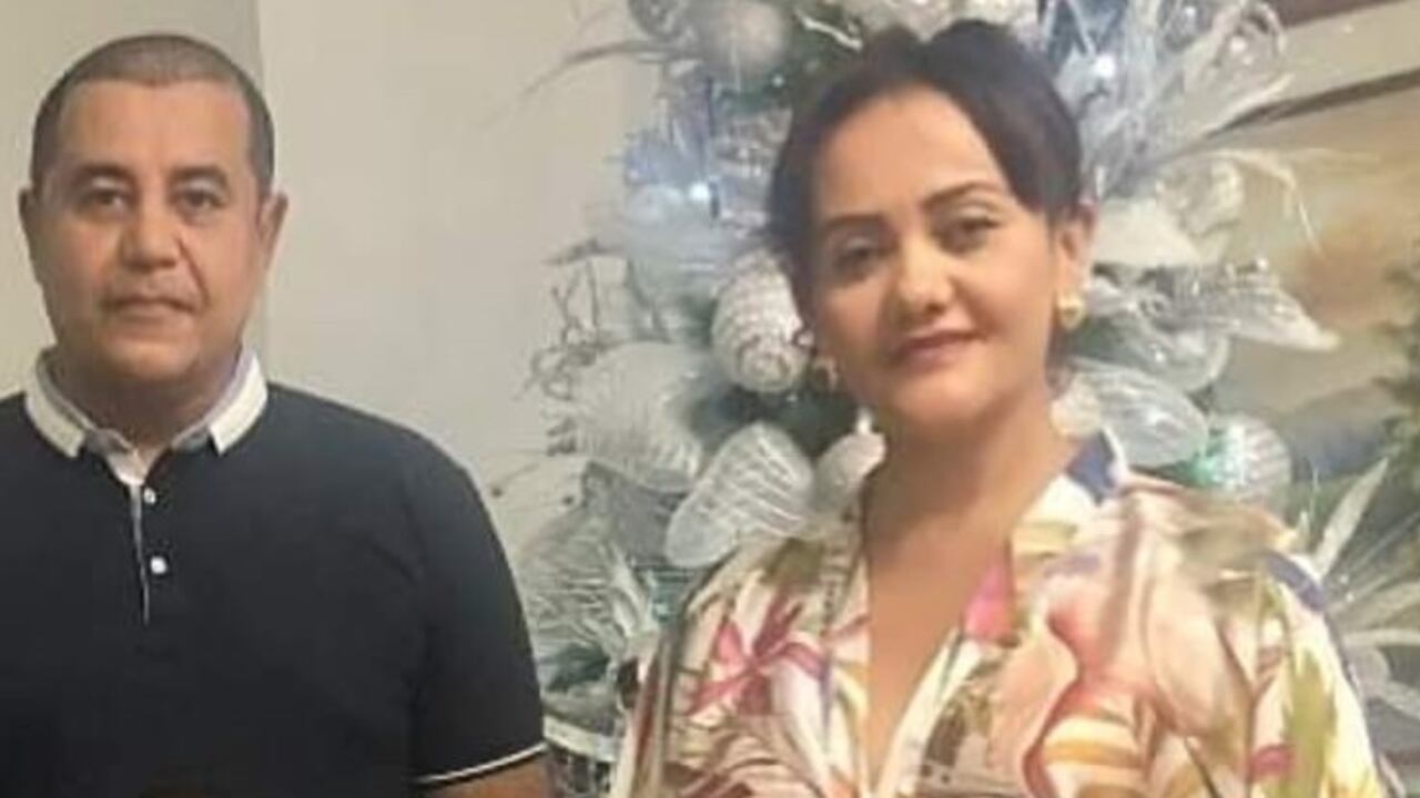 La hermana Darlin Arrieta Arteaga, pide a las autoridades tailandesas que hagan justicia por su hermano Edwin asesinado por el chef español Daniel Sancho en ese país. Foto (de izq. a Der. Edwin, su mamá y hermana).