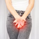 Primer plano mujer que sufre de dolor, picazón en la entrepierna mano sosteniendo su ardor vaginal causado por infecciones de la vejiga o cistitis