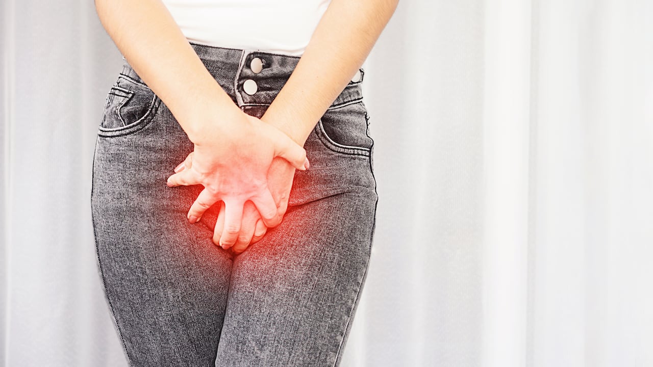 Algunos de los síntomas más comunes cuando se presenta este padecimiento son, entre otros, necesidad imperiosa y constante de orinar.