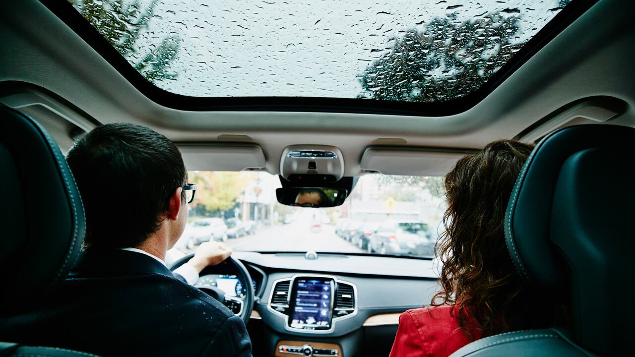 Conducir bajo la lluvia requiere reducir la velocidad y aumentar la distancia de seguridad con otros vehículos.