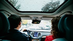 Conducir bajo la lluvia requiere reducir la velocidad y aumentar la distancia de seguridad con otros vehículos.