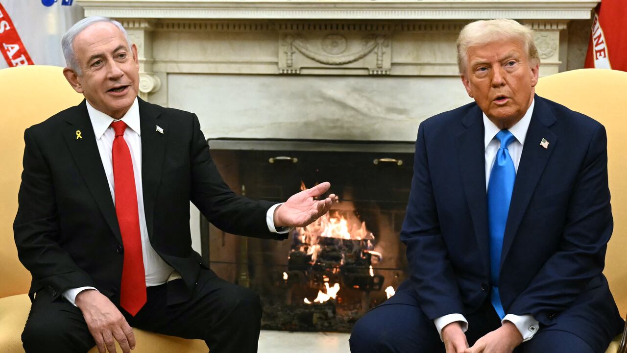 Benjamin Netanyahu junto a Donald Trump en la oficina oval de la Casa Blanca en Washington.