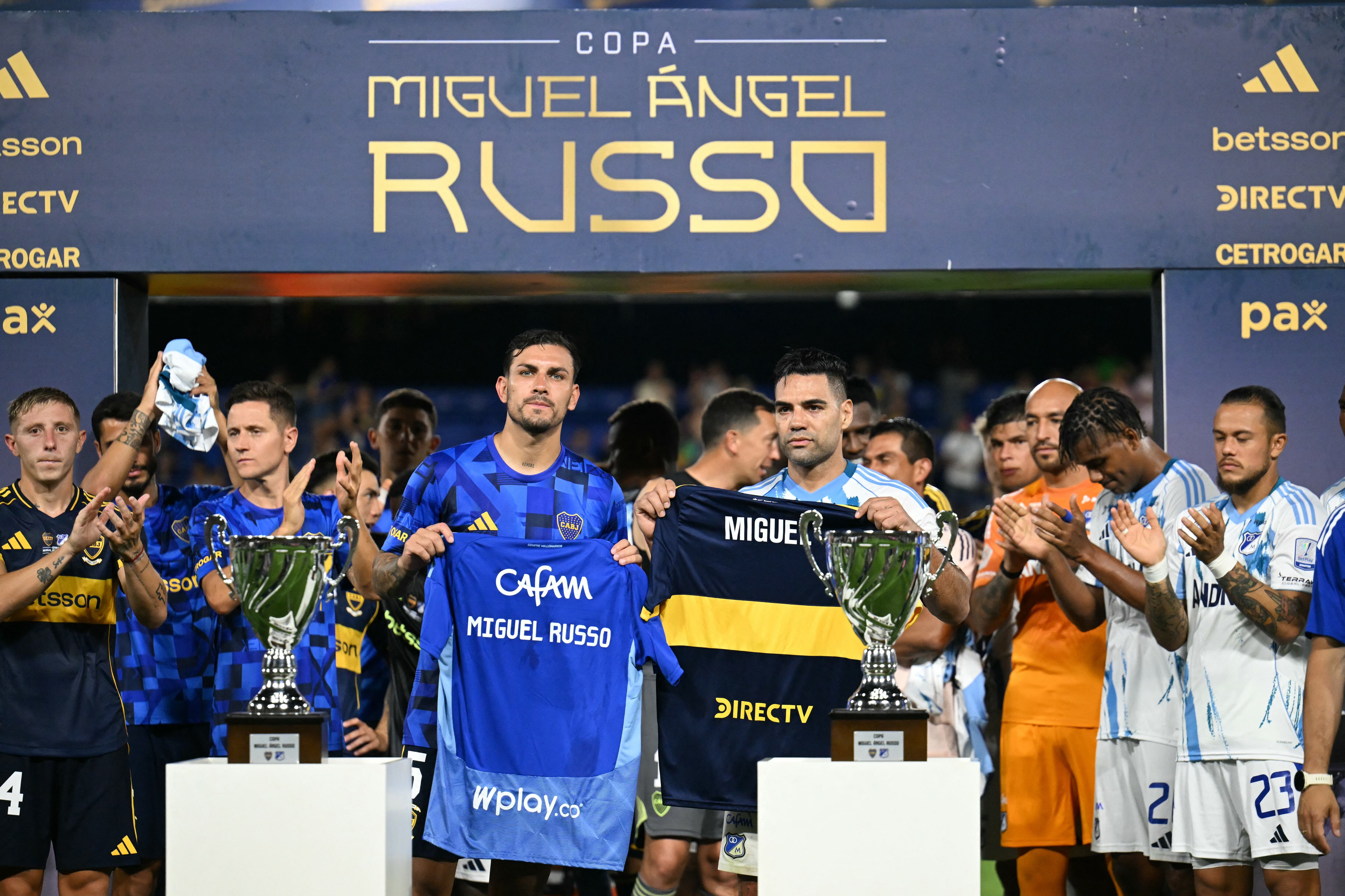 Leandro Paredes y Falcao en el homenaje a Russo.