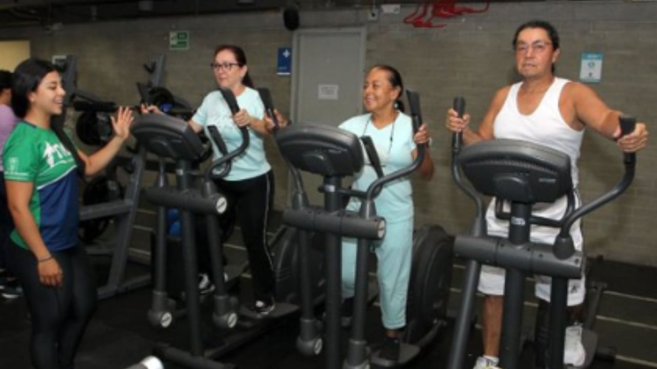 Adultos mayores participan en actividades físicas en los nuevos gimnasios gratuitos habilitados en Medellín.