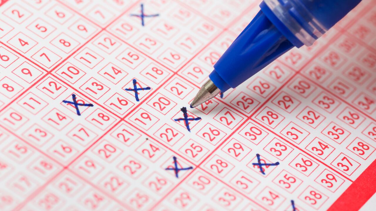 Jugar la lotería requiere de ciertas estrategias para aumentar las probabilidades de ganar.