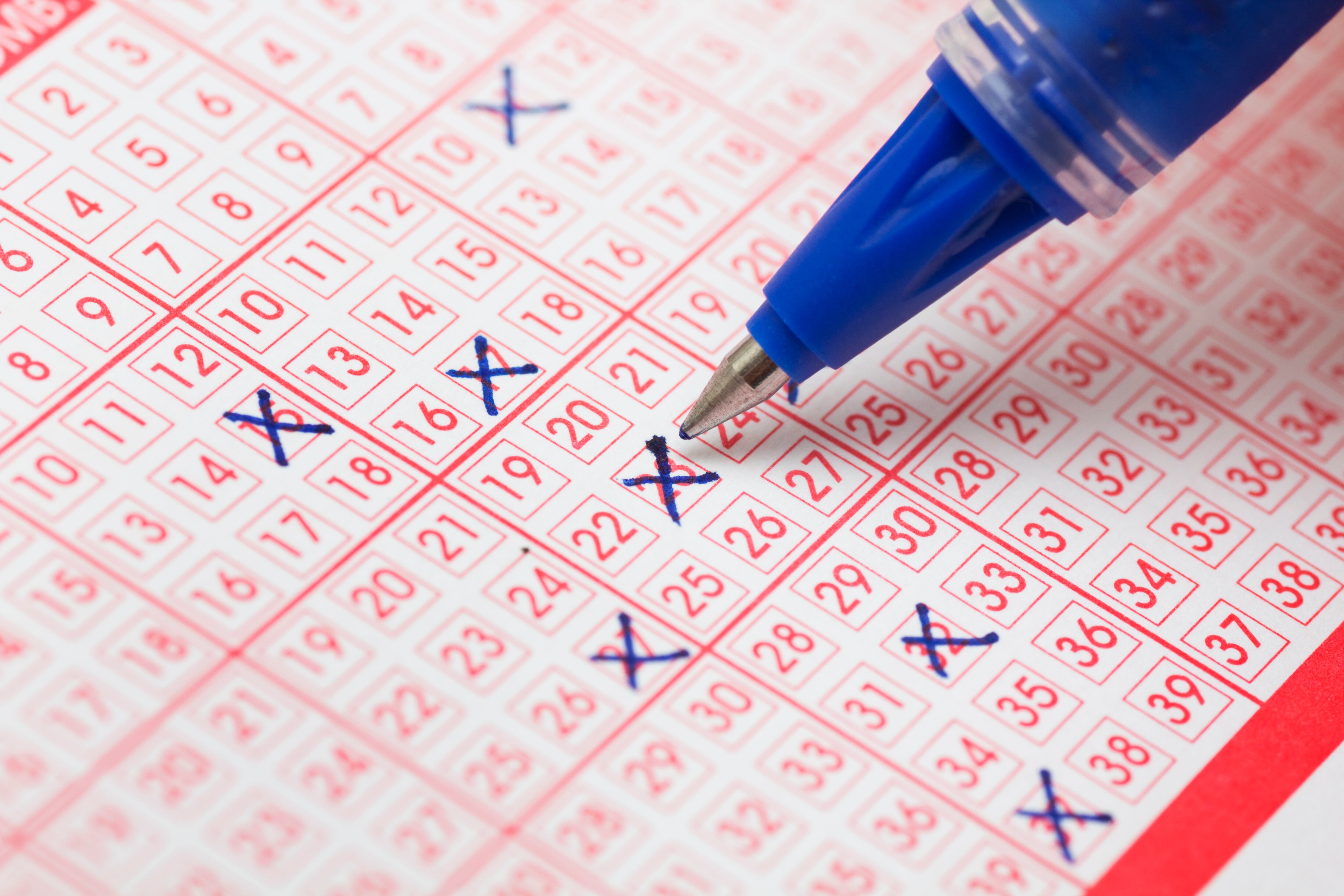 Jugar la lotería requiere de ciertas estrategias para aumentar las probabilidades de ganar.