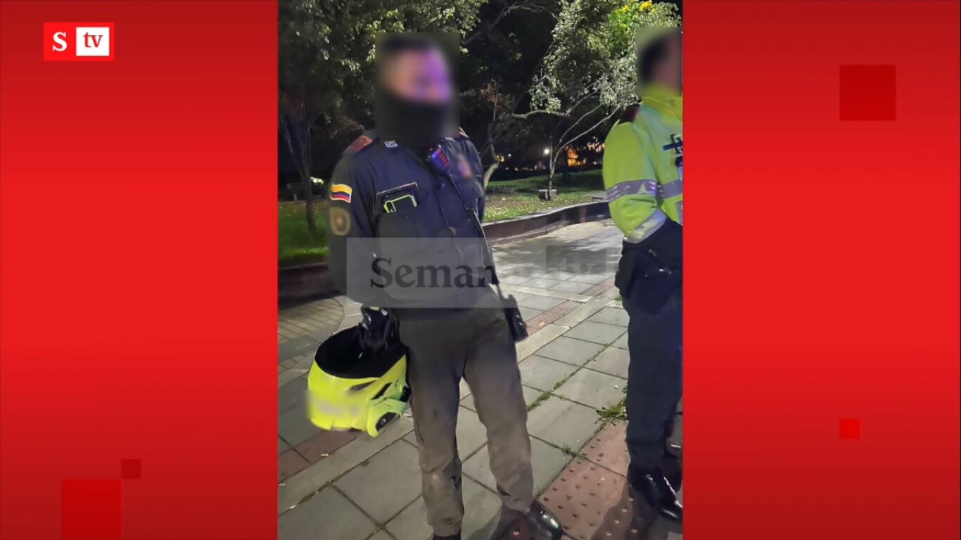 El testigo mantuvo oculto el celular en los boxer. Luego logró tomar foto de los policías. Así los describió: "El trigueño era el que le pegaba las patadas y los puños a Javier en el piso y el otro de color piel blanca era el que le daba las descargas a Javier".