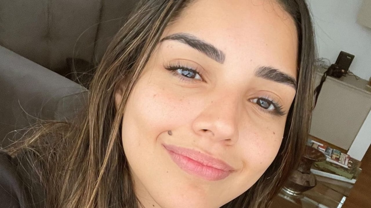 Laura Barjum tiene escoliosis.