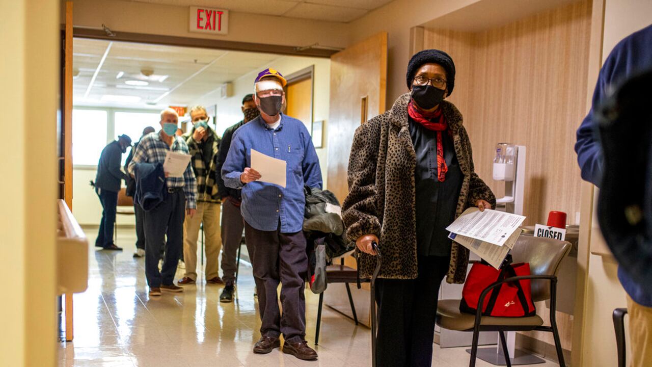 Autoridades de EE. UU. señalaron a una persona que regresó a ese país desde Sudáfrica como el primer caso de contagio con la variante ómicron.