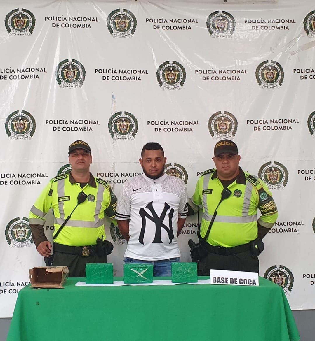El hombre sorprendido con la droga dentro de un taxi, fue capturado.