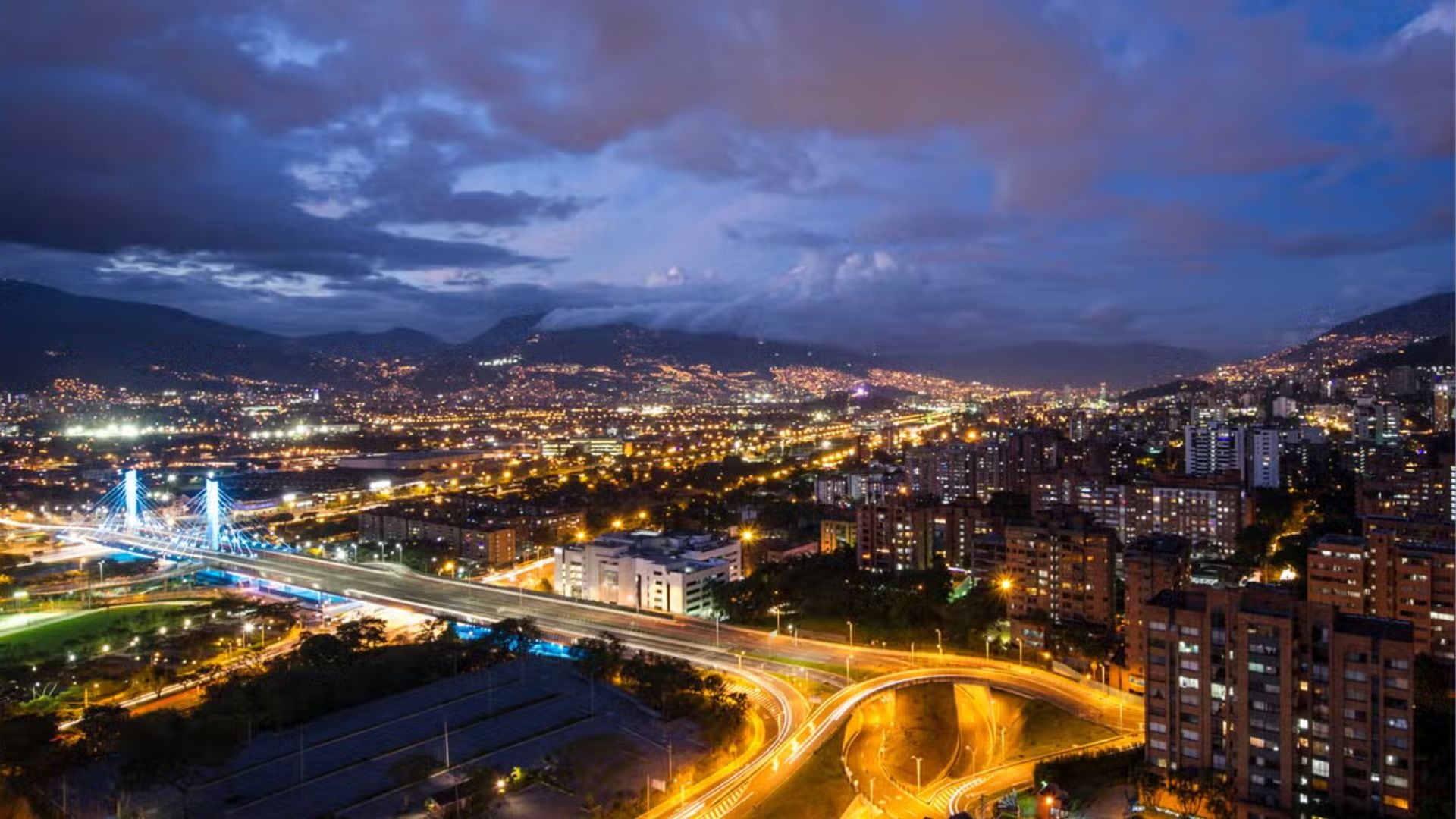 Vista panorámica de Medellín iluminada desde los miradores, uno de los planes nocturnos más buscados por turistas y locales.